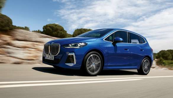 BMW 2 Serie Active Tourer 230e Plug-in Hybride U06 rijdend op landweg BMW 2 Serie Active Tourer 230e Plug-in Hybride U06 M Portimao Blau metallic driekwart zijaanzicht rijdend
