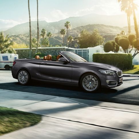 BMW 2 Serie Cabrio, rijopname zijaanzicht BMW 2 Serie Cabrio, rijopname zijaanzicht