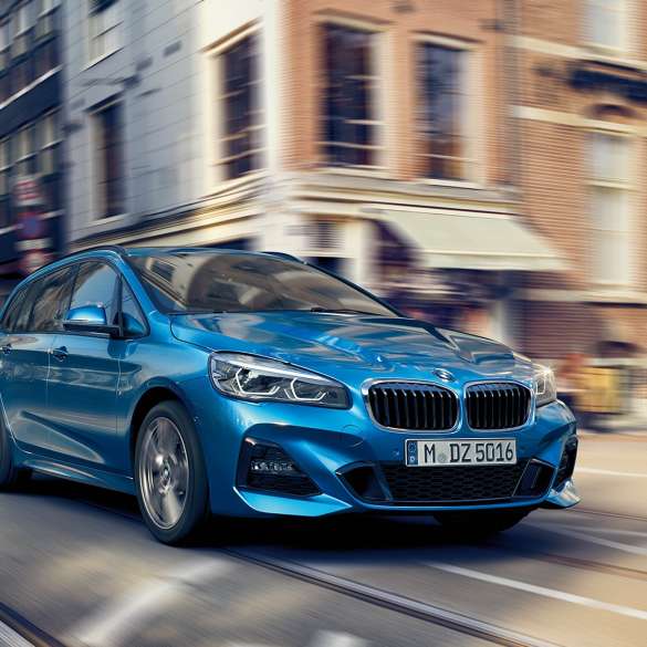 Rijdynamiek BMW 2 Serie Gran Tourer Rijdynamiek BMW 2 Serie Gran Tourer F46 Facelift 2018 Estoril Blau metallic driekwart vooraanzicht rijdend