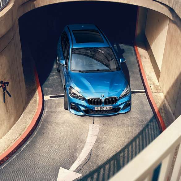 BMW 2 Serie Gran Tourer in parkeergarage BMW 2 Serie Gran Tourer F46 Facelift 2018 Estoril Blau metallic bovenaanzicht in parkeergarage