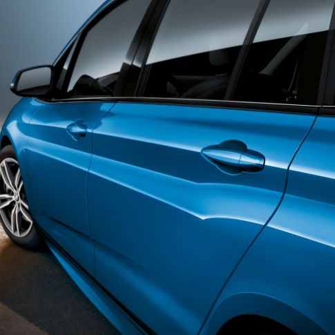 Zijkant BMW 2 Serie Gran Tourer Zijkant BMW 2 Serie Gran Tourer F46 Facelift 2018 Estoril Blau metallic close-up