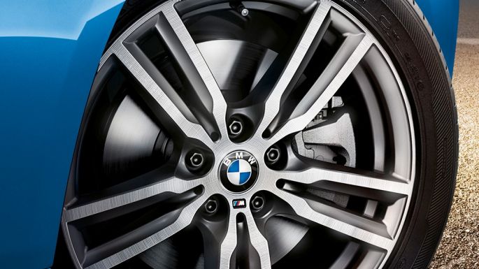 Lichtmetalen wielen BMW 2 Serie Gran Tourer Lichtmetalen wielen BMW 2 Serie Gran Tourer F46 Facelift 2018 Estoril Blau metallic close-up