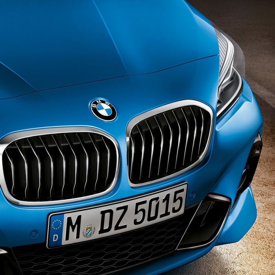Nierengrille BMW 2 Serie Gran Tourer Nierengrille BMW 2 Serie Gran Tourer F46 Facelift 2018 Estoril Blau metallic close-up voorzijde