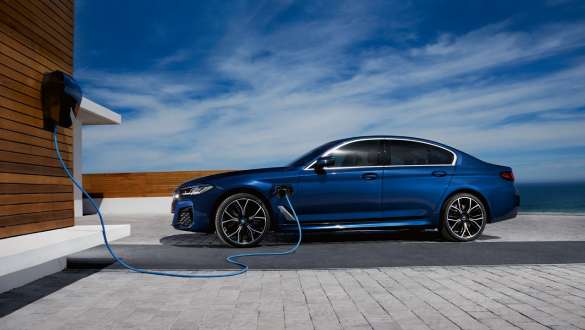 BMW 5 Serie Sedan Plug-in Hybride G30 zijaanzicht BMW 5 Serie Sedan Plug-in Hybride G30 zijaanzicht aan BMW Wallbox