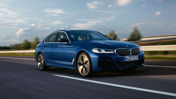 BMW 5 Serie Sedan Plug-in Hybride G30 driekwart vooraanzicht rijdend BMW 5 Serie Sedan Plug-in Hybride G30 driekwart vooraanzicht rijdend