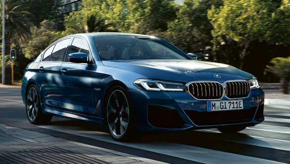 BMW 5 Serie Sedan G30 driekwart vooraanzicht BMW 5 Serie Sedan G30 facelift Phytonicblau metallic driekwart vooraanzicht rijdend op straat