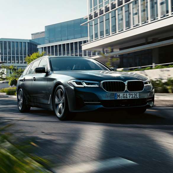 BMW 5 Serie Touring G31 exterieur BMW 5 Serie Touring G31 facelift Sophistograu driekwart vooraanzicht rijdend in stad