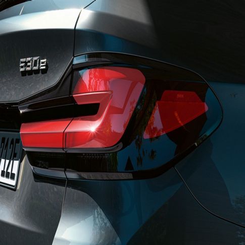 Achterlichten met 3D vorm BMW 5 Serie Touring G31 Achterlichten met 3D vorm BMW 5 Serie Touring G31 facelift Sophistograu close-up achterzijde