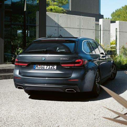 Achterbumper met vrij gevormde uitlaateindpijpen BMW 5 Serie Touring G31 Achterbumper met uitlaateindpijpen in vrije vorm BMW 5 Serie Touring G31 facelift Sophistograu close-up achterzijde