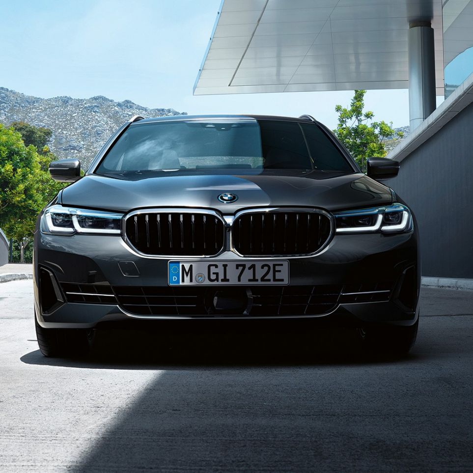 BMW nierengrille en voorbumper BMW 5 Serie Touring G31 BMW nierengrille en voorbumper BMW 5 Serie Touring G31 facelift Sophistograu close-up voorzijde