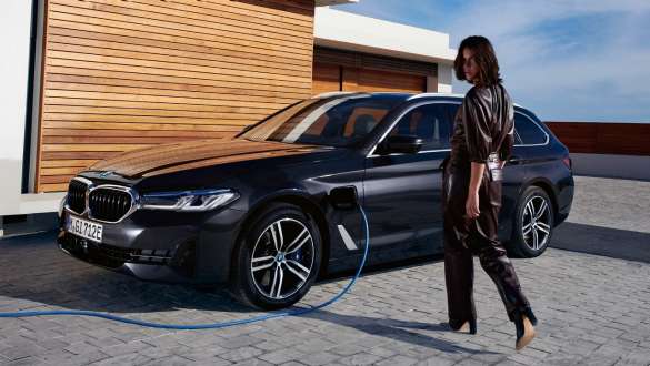 Plug-in Hybride BMW 5 Serie Touring G31 LCI driekwart zijaanzicht opladen Plug-in Hybride BMW 5 Serie Touring G31 LCI driekwart zijaanzicht opladen