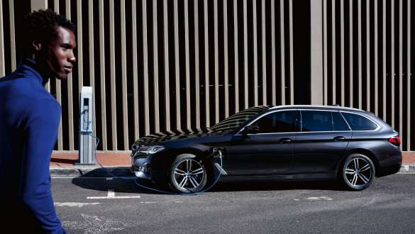 Plug-in Hybride BMW 5 Serie Touring G31 LCI zijaanzicht opladen Plug-in Hybride BMW 5 Serie Touring G31 LCI zijaanzicht opladen