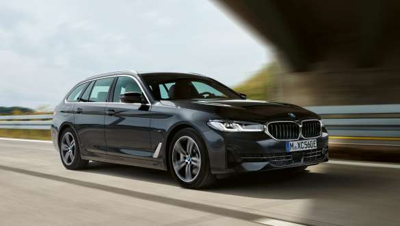 Plug-in Hybride BMW 5 Serie Touring G31 LCI driekwart vooraanzicht rijdend Plug-in Hybride BMW 5 Serie Touring G31 LCI driekwart vooraanzicht rijdend