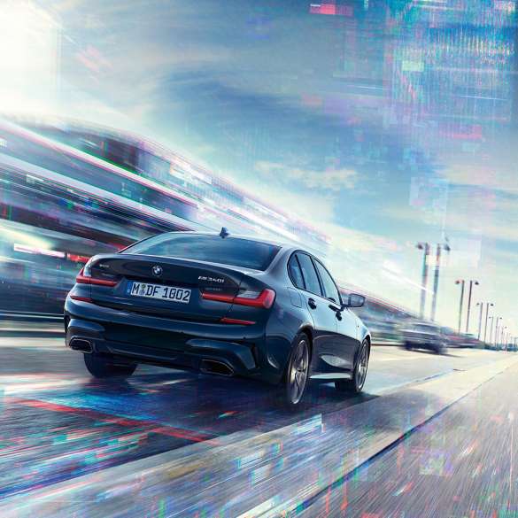 Achteraanzicht BMW M340i xDrive Sedan BMW M340i xDrive Sedan G20 Saphir Schwarz metallic achteraanzicht rijdend