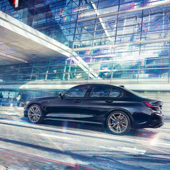 Zijaanzicht BMW M340i xDrive Sedan BMW M340i xDrive Sedan G20 Saphir Schwarz metallic zijaanzicht rijdend