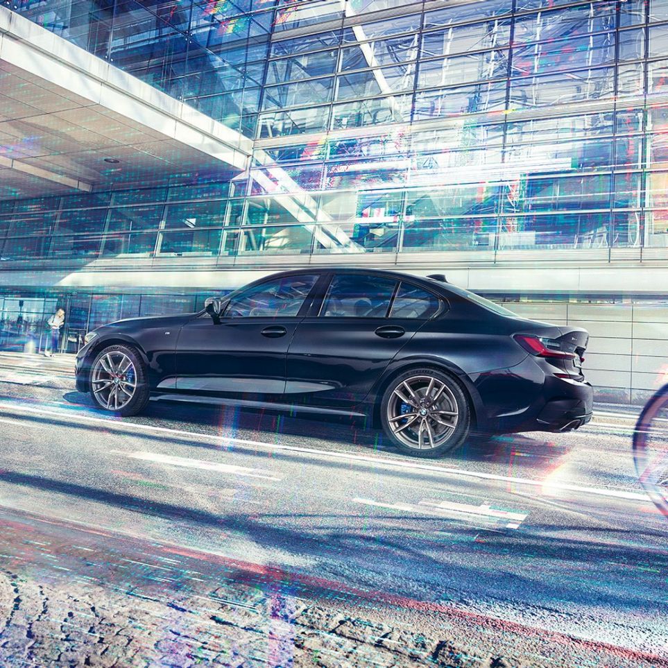 Zijaanzicht BMW M340i xDrive Sedan BMW M340i xDrive Sedan G20 Saphir Schwarz metallic zijaanzicht rijdend