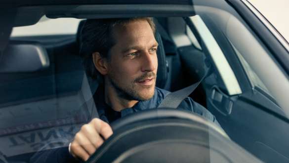 BMW Service Inclusive BMW Service Inclusive man rijdt een BMW
