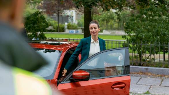 BMW Roadside Ondersteuning BMW Roadside Ondersteuning vrouw staat bij open deur van haar BMW