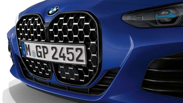 Dubbele BMW nierengrille in Cerium Grey BMW M440i xDrive Cabrio G23 BMW M440i xDrive Cabrio BMW Individual Frozen Portimao Blau metallic G23 vooraanzicht verticale dubbele BMW nierengrille in Cerium Grey