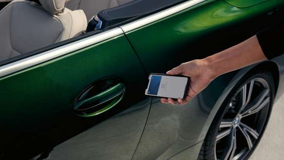 BMW Digital Key BMW M440i xDrive Cabrio G23 BMW Digital Key BMW M440i xDrive Cabrio G23 portier met smartphone