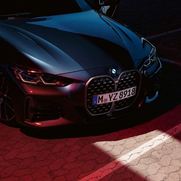 BMW nierengrille BMW M440i xDrive Coupé G22 BMW 440i xDrive Coupé Arctic Race Blue metallic G22 driekwart vooraanzicht BMW nierengrille