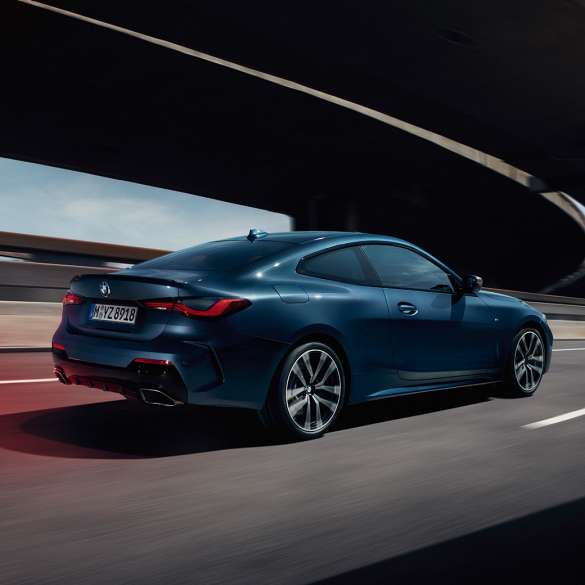 Driekwart achteraanzicht BMW M440i xDrive Coupé G22 BMW M440i xDrive Coupé Arctic Race Blue metallic G22 driekwart zijaanzicht