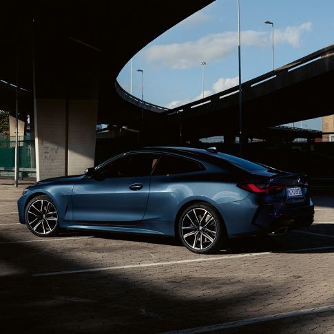 Driekwart achteraanzicht BMW M440i xDrive Coupé G22 BMW M440i xDrive Coupé Arctic Race Blue metallic G22 driekwart achteraanzicht