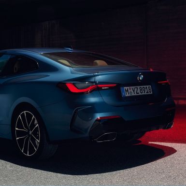 Driekwart achteraanzicht achterlichten BMW M440i xDrive Coupé G22 BMW 440i xDrive Coupé Arctic Race Blue metallic G22 driekwart achteraanzicht achterlichten