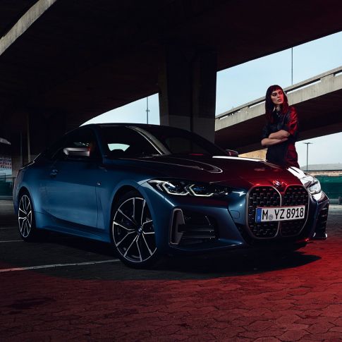 BMW M440i xDrive Coupé G22 driekwart zijaanzicht BMW M440i xDrive Coupé Arctic Race Blue metallic G22 driekwart zijaanzicht