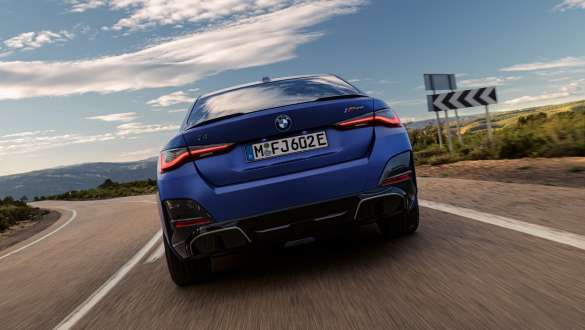 Adaptief M Onderstel BMW i4 M50 G26 Adaptief M Onderstel BMW i4 M50 G26 BMW Individual Frozen Portimao Blau close-up schuin van voren