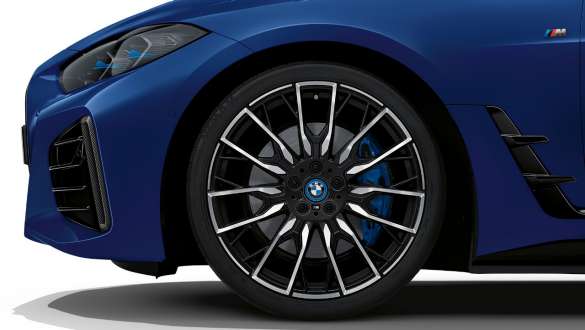 M Technic Sportpakket BMW i4 M50 G26 M Technic Sportpakket BMW i4 M50 G26 BMW Individual Frozen Portimao Blau metallic close-up wiel