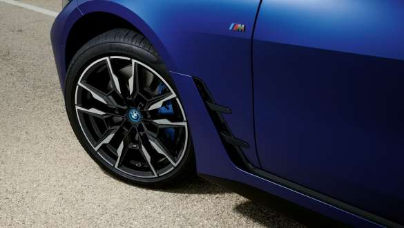 M Sportremsysteem BMW i4 M50 G26 M Sportremsysteem BMW i4 M50 G26 BMW Individual Frozen Portimao Blau metallic close-up wiel