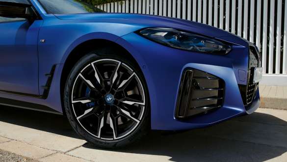 BMW xDrive BMW i4 M50 G26 BMW xDrive BMW i4 M50 G26 BMW Individual Frozen Portimao Blau metallic achteraanzicht rijdend
