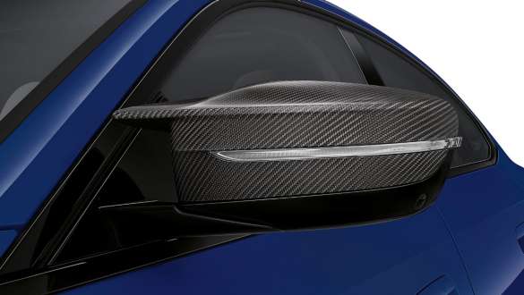 M Carbon exterieurpakket BMW i4 M50 G26 M Aerodynamicapakket BMW i4 M50 G26 BMW Individual Frozen Portimao Blau metallic M spiegelkappen close-up