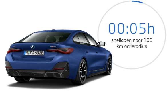 BMW i4 M50 G26 driekwart achteraanzicht BMW i4 M50 G26, BMW Individual Frozen Portimao Blau metallic driekwart achteraanzicht met grafiek voor laadtijd