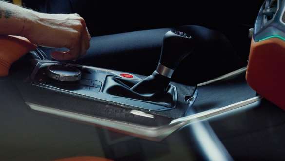 Handgeschakelde M versnellingsbak en achterwielaandrijving BMW M3 Sedan G80 BMW M3 Sedan G80 handgeschakelde M zesversnellingsbak en achterwielaandrijving close-up versnellingshendel