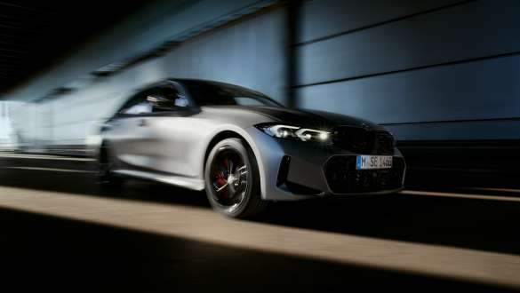 M Technic Sportpakket BMW M340i xDrive Sedan G20 BMW M340i xDrive Sedan G20 BMW Individual Frozen Pure Grey metallic driekwart vooraanzicht rijdend