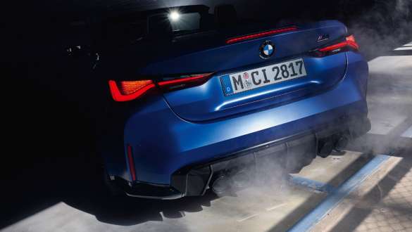 BMW M4 Competition Cabrio met M xDrive G83 close-up achteraanzicht BMW M4 Competition Cabrio met M xDrive G83 BMW Individual Frozen Portimao Blau metallic close-up achteraanzicht