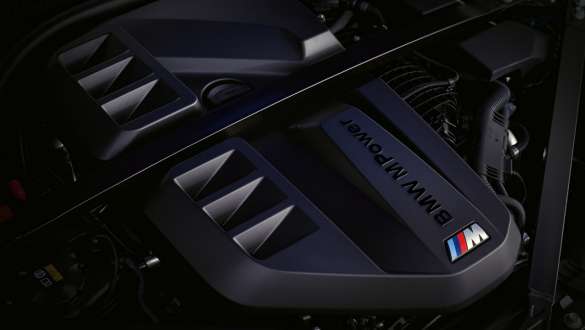 High-performance BMW M TwinPower Turbo 6-cilinder-in-lijn benzinemotor BMW M4 Competition Cabrio met M xDrive G83 BMW M4 Competition Cabrio met M xDrive G83 high-performance BMW M TwinPower Turbo 6-cilinder-in-lijn benzinemotor close-up motorafdekking