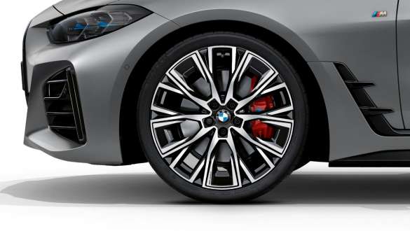 M Sportremsysteem BMW M440i xDrive Gran Coupé G26 M Sportremsysteem BMW M440i xDrive Gran Coupé G26 close-up lichtmetalen M wiel