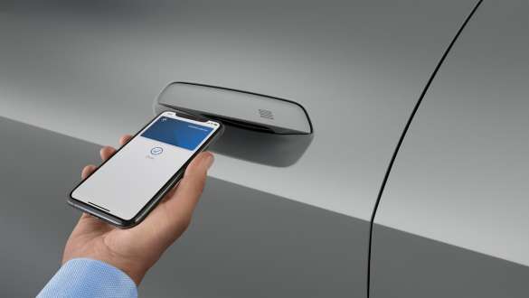 BMW Digital Key BMW M440i xDrive Gran Coupé G26 BMW Digital Key BMW M440i xDrive Gran Coupé G26 portier met smartphone