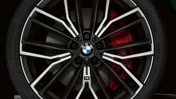 BMW M550i xDrive met M Sportremsysteem G30 BMW M550i xDrive Sedan met M Sportremsysteem G30 LCI driekwart close-up wiel
