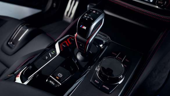 8-traps M Steptronic transmissie met Drivelogic BMW M5 CS F90 8-traps M Steptronic transmissie met Drivelogic BMW M5 CS F90 close-up transmissiehendel
