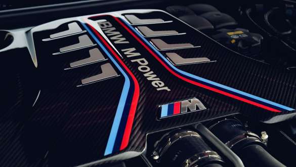 BMW M TwinPower Turbo 8-cilinder benzinemotor BMW M5 CS F90 BMW TwinPower Turbo 8-cilinder benzinemotor BMW M5 CS F90 close-up motorafdekking