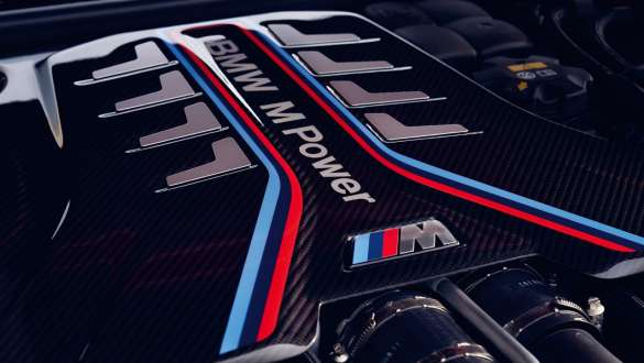 BMW M TwinPower Turbo 8-cilinder benzinemotor BMW M5 Competition F90 LCI BMW M TwinPower Turbo 8-cilinder benzinemotor BMW M5 Competition F90 LCI close-up motorafdekking