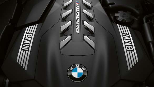 M TwinPower Turbo 8-cilinder benzinemotor BMW M850i xDrive Cabrio G14 LCI facelift BMW M850i xDrive Cabrio G14 LCI facelift M TwinPower Turbo 8-cilinder benzinemotor close-up