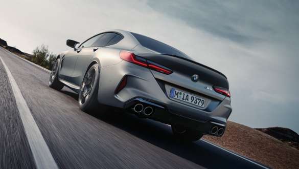 Adaptief M Onderstel BMW M8 Gran Coupé F93 LCI facelift BMW M8 Gran Coupé F93 LCI facelift BMW Individual Frozen Pure Grey metallic M specifiek onderstel driekwart achteraanzicht laag rijdend