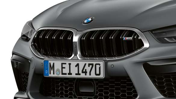 Nierengrille in hoogglans chroom BMW M8 Gran Coupé F93 LCI facelift BMW M8 Gran Coupé F93 LCI facelift BMW Individual Frozen Pure Grey metallic nierengrille in hoogglans chroom close-up