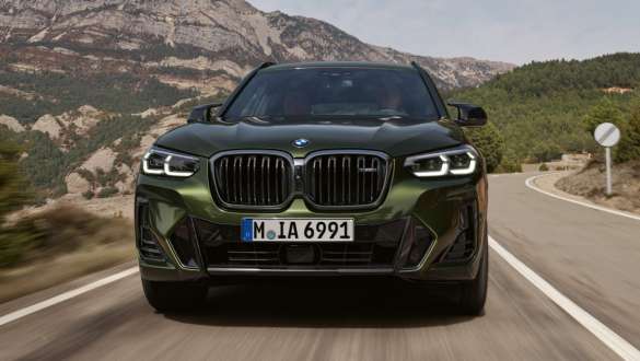 M Sportonderstel BMW X3 M40i M40d G01 LCI facelift vooraanzicht rijdend BMW X3 M40i M40d G01 LCI facelift Malachitgrün metallic M Sportonderstel vooraanzicht rijdend