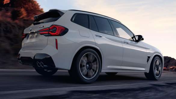 M xDrive BMW X3 M F97 LCI facelift BMW X3 M F97 LCI facelift M xDrive Alpinweiß achteraanzicht laag perspectief